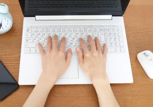 BtoBブログ記事閲覧中にホワイトペーパー無料ダウンロードを促すポップアップの設置イメージ
