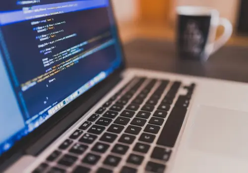オンラインプログラミングスクールが無料体験申し込みを促すポップアップの設置イメージ